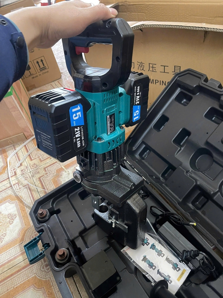 Máy đột lỗ thủy lực cầm tay chạy pin LD-30