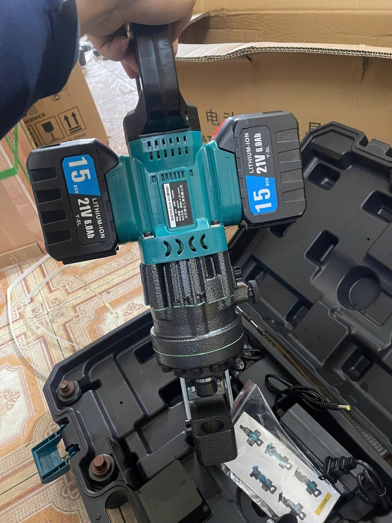 Máy đột lỗ thủy lực cầm tay chạy pin LD-30