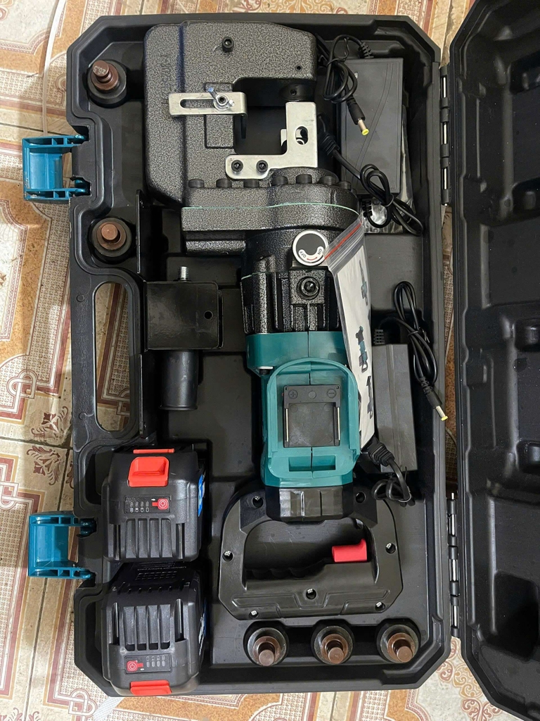 Máy đột lỗ thủy lực cầm tay chạy pin LD-30