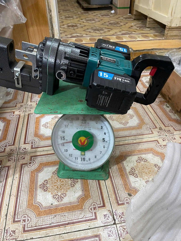 Máy đột lỗ thủy lực cầm tay chạy pin LD-30