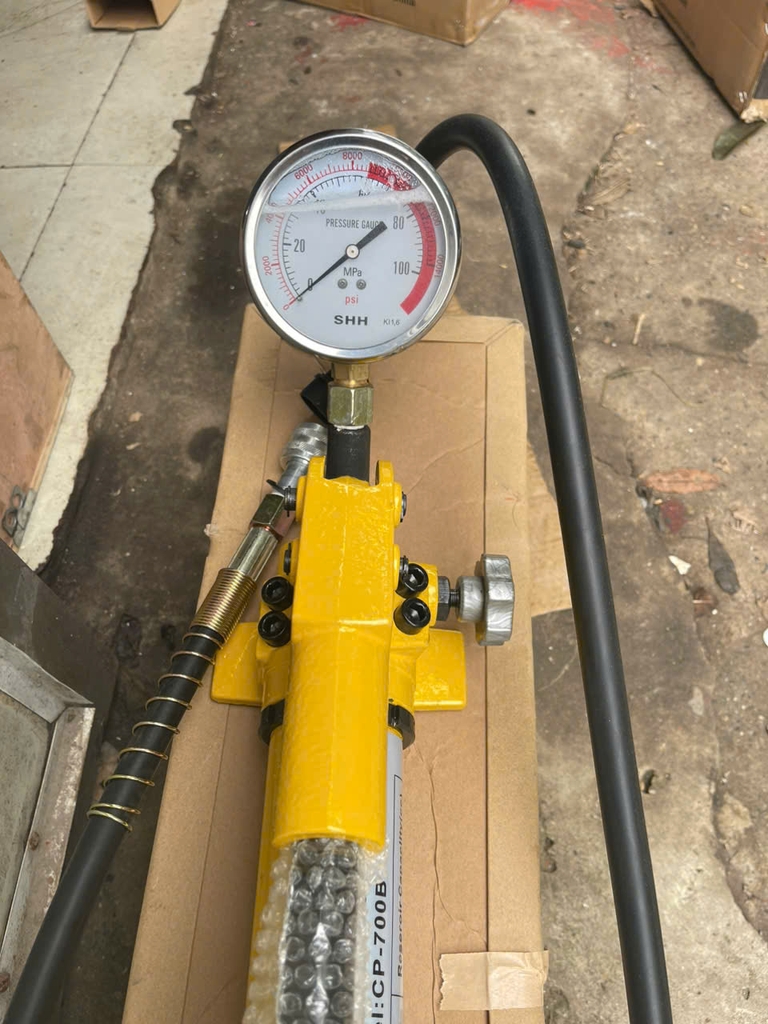 Bơm tay thủy lực CP-700B Có đồng hồ