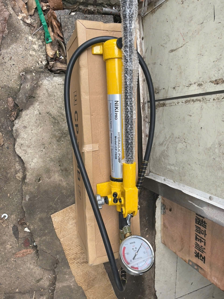 Bơm tay thủy lực CP-700B Có đồng hồ