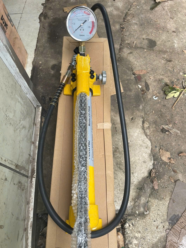 Bơm tay thủy lực CP-700B Có đồng hồ