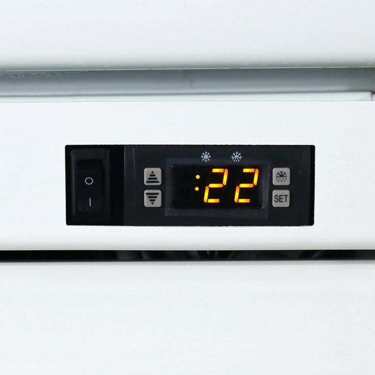 Tủ đông đứng mặt kính Alaska IFG-700, 700 lít