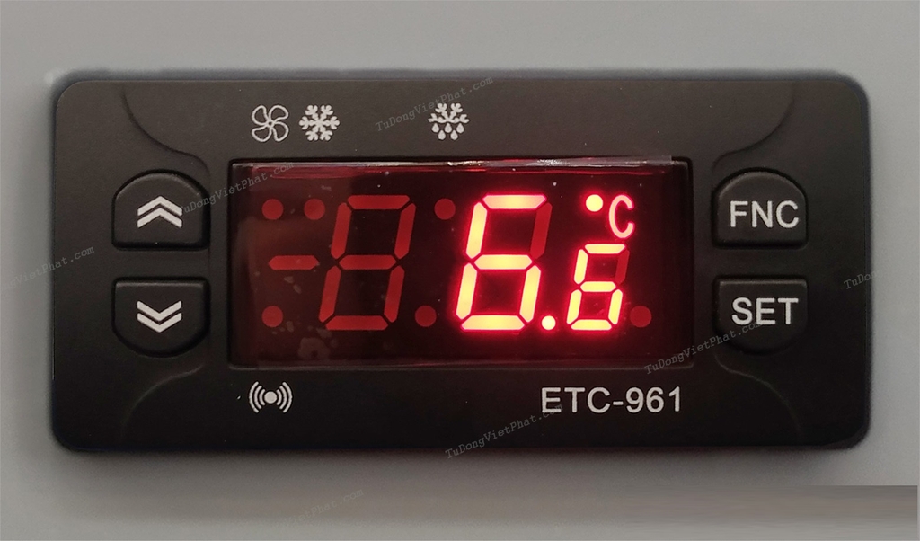 Tủ mát có khay chứa chắc chắn, dễ dàng phân chia