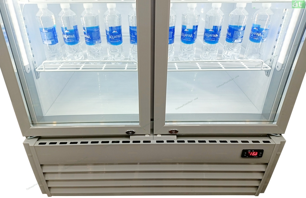 Tủ mát có khay chứa chắc chắn, dễ dàng phân chia