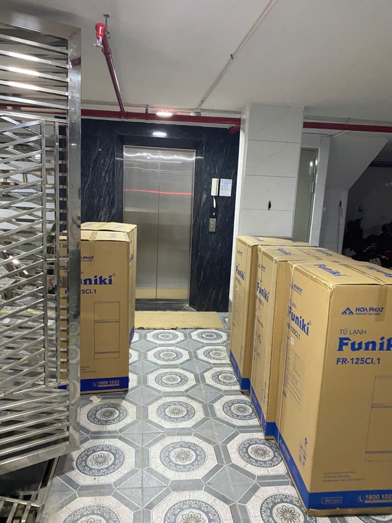 Giao 5 tủ lạnh FR-125CI.1 cho khách tại ngõ 112 Mễ Trì Thượng