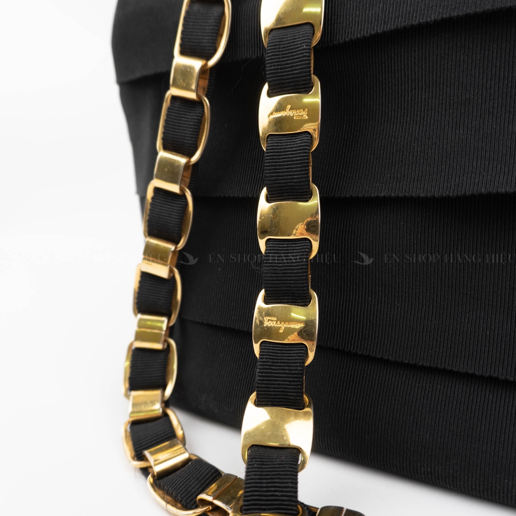 Túi đeo vai Salvatore Ferragamo đen dây logo kim loại vàng