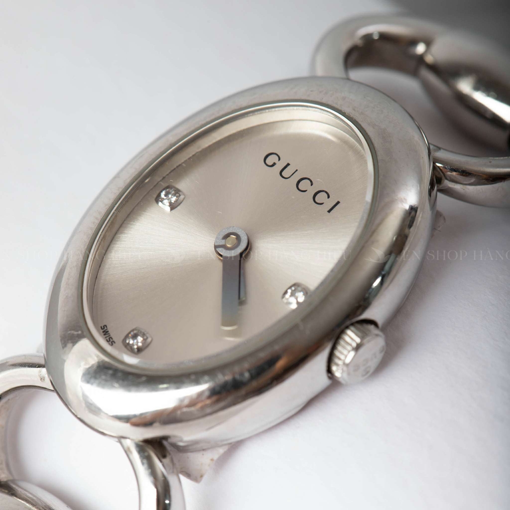 Đồng hồ Gucci mặt oval Tornavoni YA118502  - 3 viên kim cương