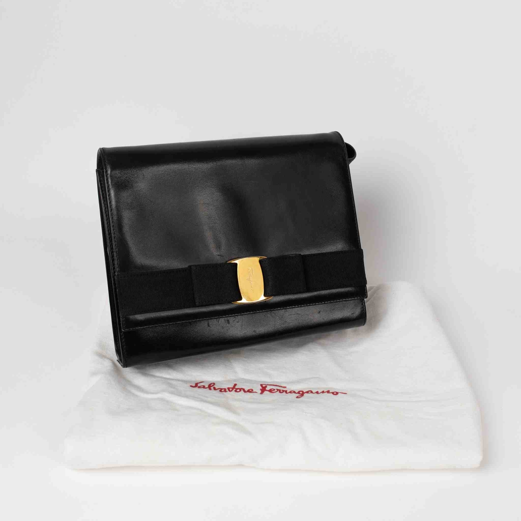 Túi đeo chéo Salvatore Ferragamo màu đen nơ vara miệng túi