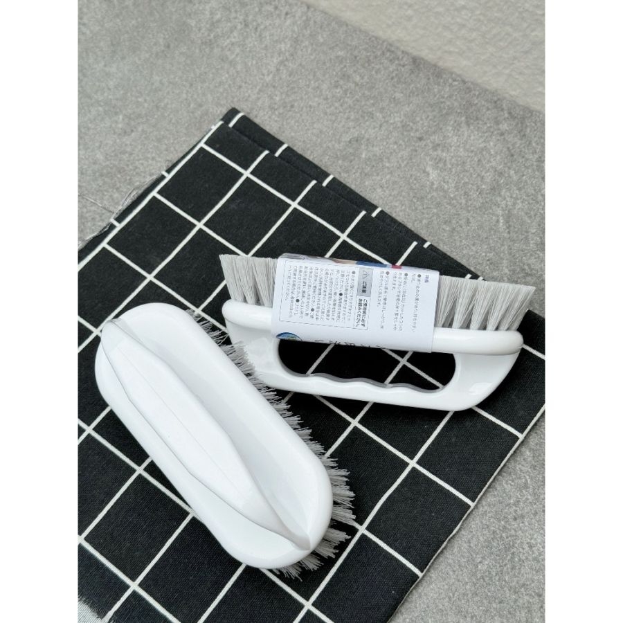 Bàn chải cọ sàn có tay cầm cước sóng MIRAI (size nhỡ 15x5.5x7cm)