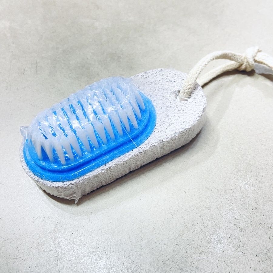 Đá bọt chà gót chân kèm bàn chải