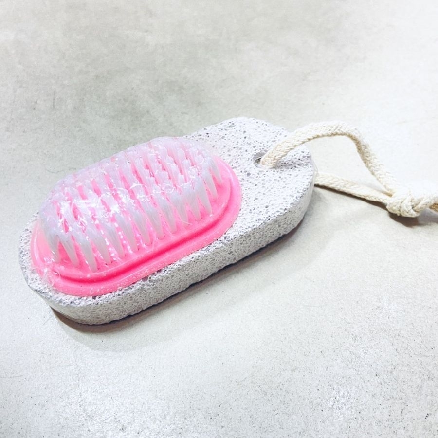 Đá bọt chà gót chân kèm bàn chải