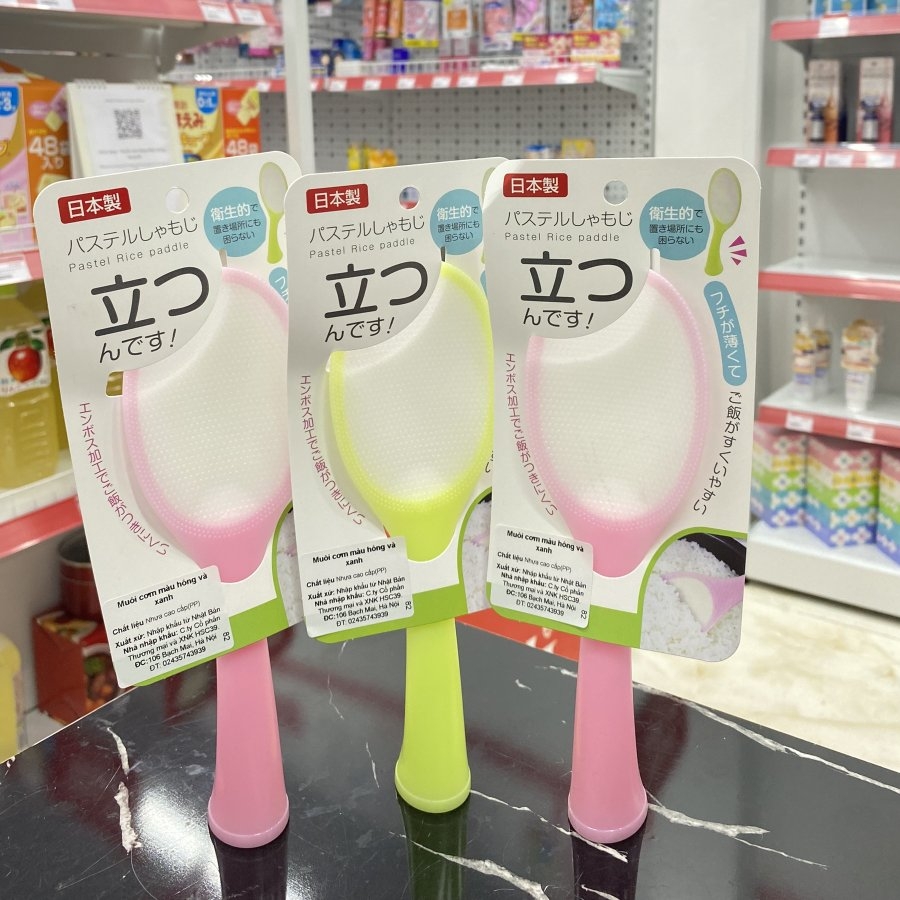 Muôi cơm màu hồng và xanh