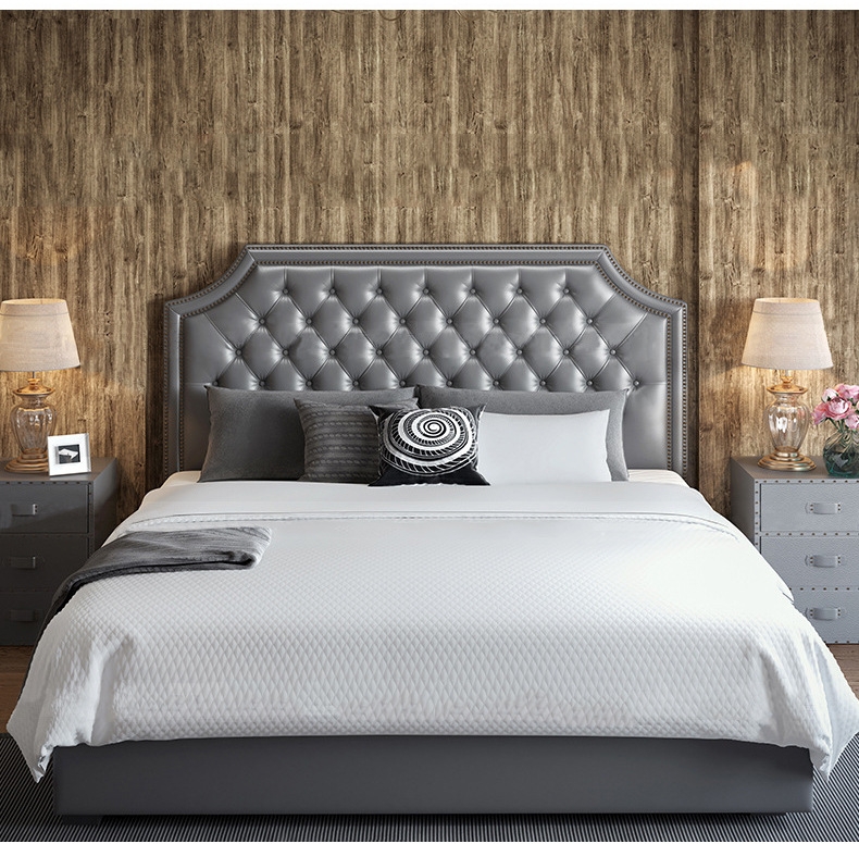 Với giường ngủ cổ điển bọc da giá rẻ, bạn có thể có một không gian nghỉ ngơi sang trọng với chi phí tiết kiệm. Giường được thiết kế đẹp mắt với chất liệu da chất lượng cao và phong cách cổ điển, mang lại sự sang trọng và đẳng cấp cho căn phòng của bạn.