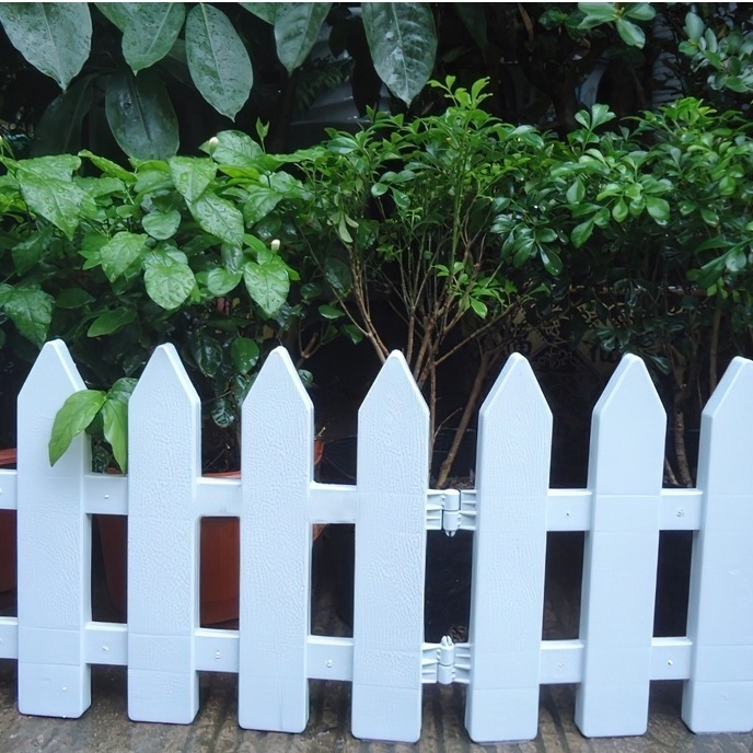 Hàng rào nhựa trang trí cây thông, sân vườn
