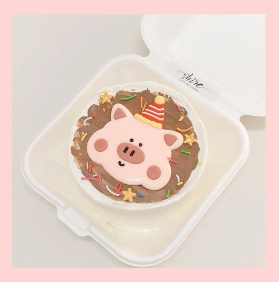 Bánh kem bento động vật đã sẵn sàng để khiến bạn cảm thấy ngạc nhiên và hài lòng! Bạn sẽ không thể nhịn được cười khi nhìn thấy những chiếc bánh đáng yêu với hình dáng các loài động vật được tạo ra bằng kỹ năng và tình yêu thương.