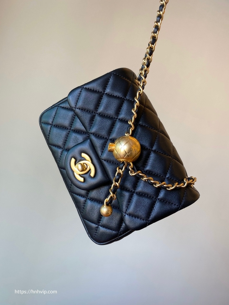 Chanel Small Classic Bag in Black with Pearls 200203  singulié