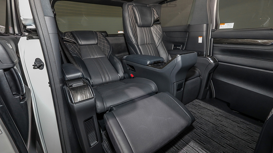 TOYOTA ALPHARD NÂNG CẤP BẢN 4 CHỖ LM CÓ VÁCH NGĂN