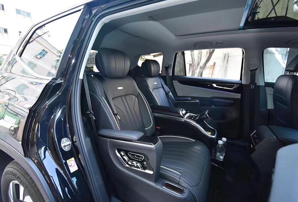 Volkswagen Teramont nâng cấp combo ghế limousine và con ngựa tủ lạnh