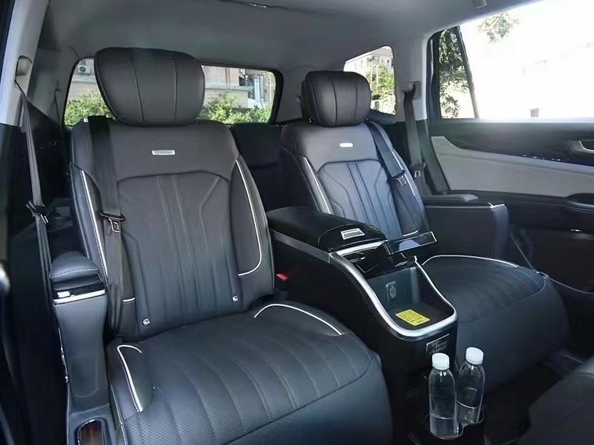 Volkswagen Teramont nâng cấp combo ghế limousine và con ngựa tủ lạnh