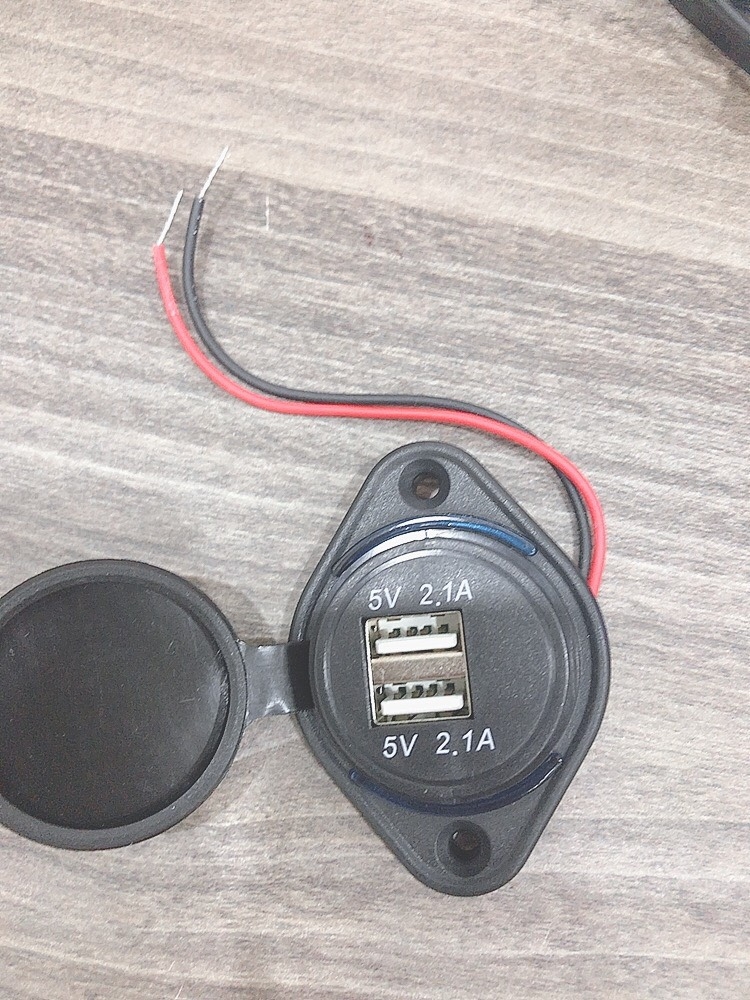 Sạc 2 cổng USB nắp cao su loại dẹp có giắc 12V 24V sạc nhanh_ Có chữ