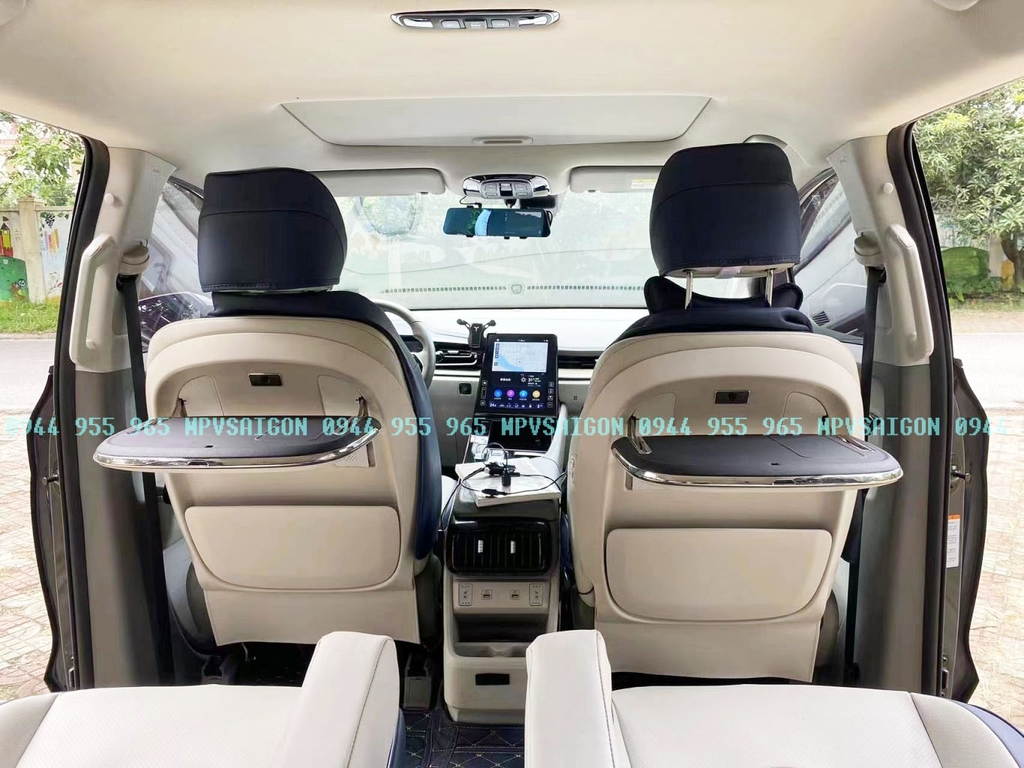 Bàn xếp lưng ghế Hyundai Custin tích hợp sạc không dây