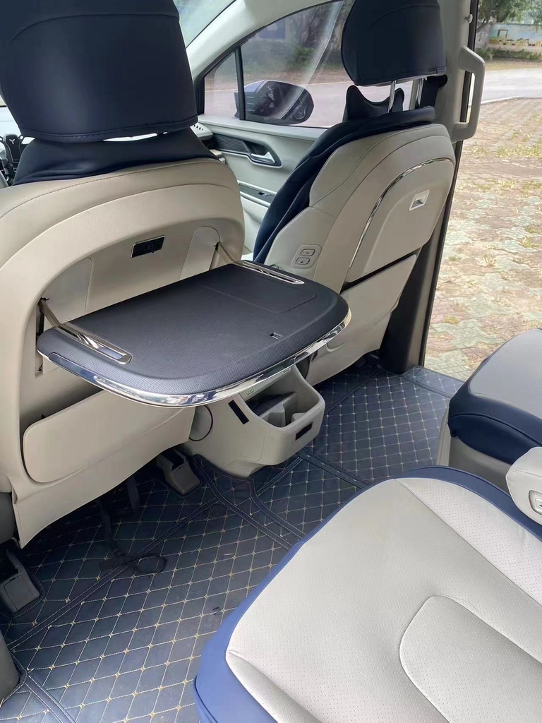 Bàn xếp lưng ghế Hyundai Custin tích hợp sạc không dây