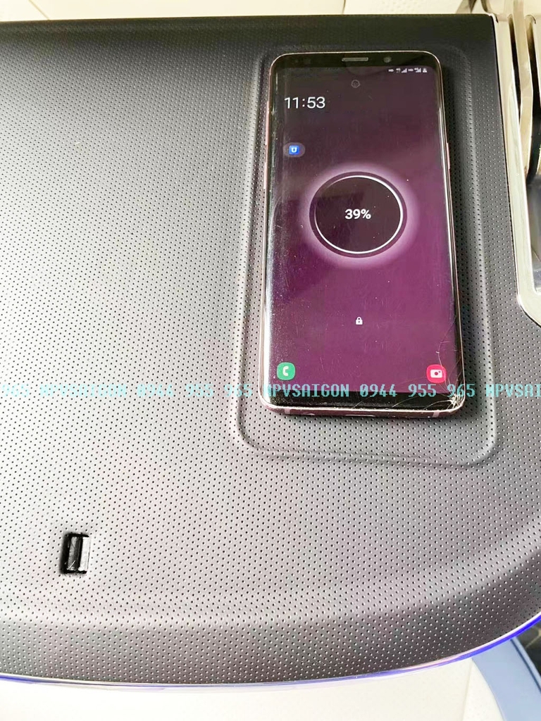 Bàn xếp lưng ghế Hyundai Custin tích hợp sạc không dây