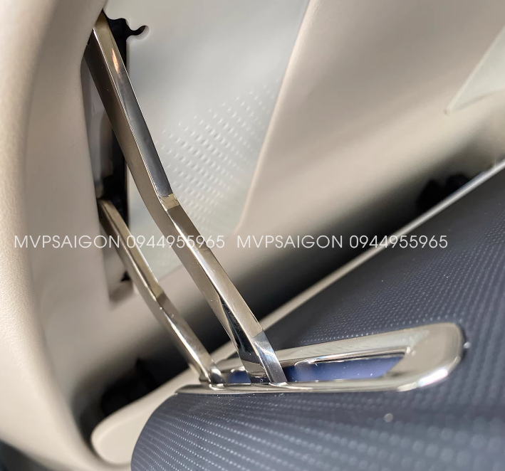 Bàn xếp lưng ghế Hyundai Custin tích hợp sạc không dây