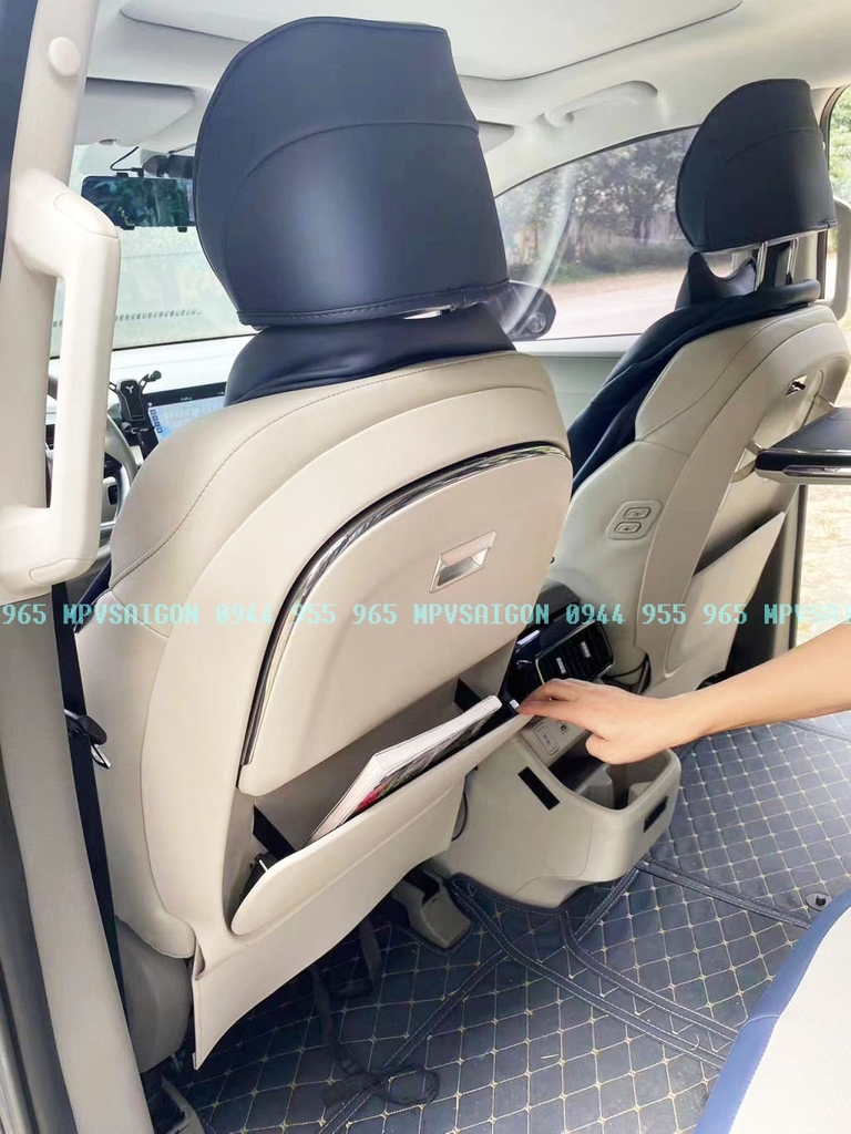Bàn xếp lưng ghế Hyundai Custin tích hợp sạc không dây