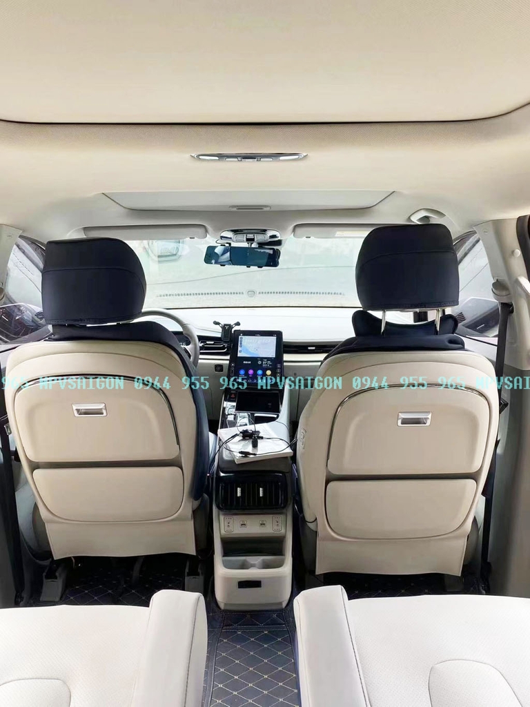 Bàn xếp lưng ghế Hyundai Custin tích hợp sạc không dây