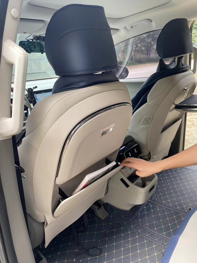 Bàn xếp lưng ghế Hyundai Custin tích hợp sạc không dây