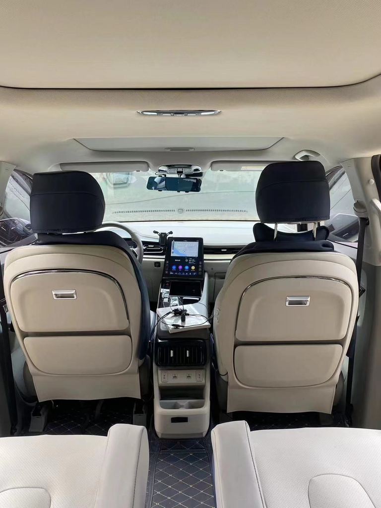 Bàn xếp lưng ghế Hyundai Custin tích hợp sạc không dây