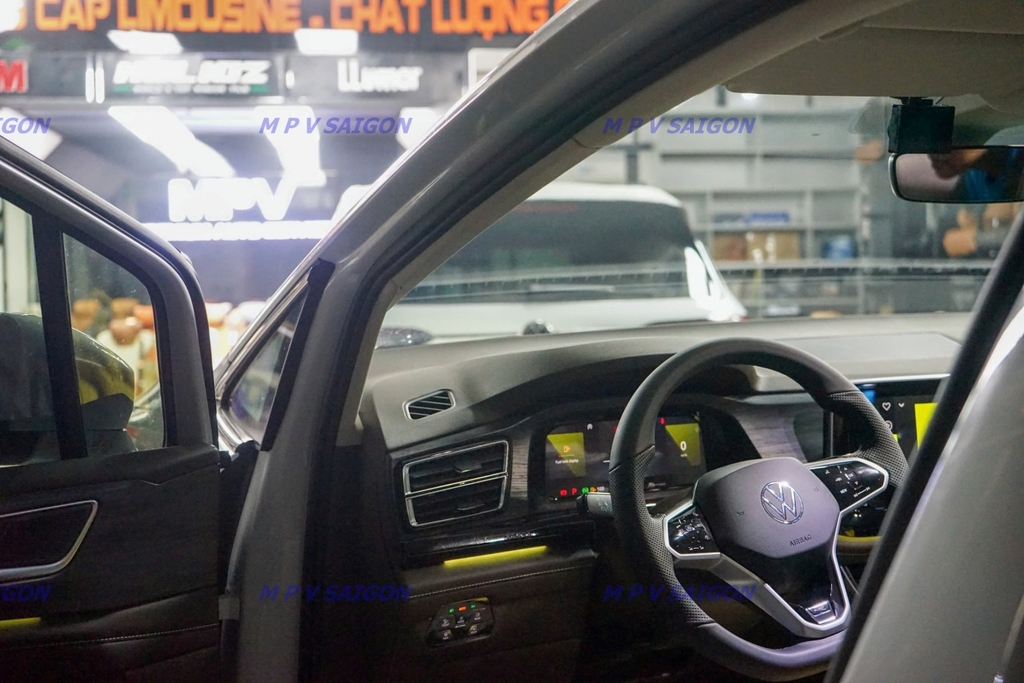 Nâng cấp giữ làn đường chủ động cho Volkswagen Viloran hay thay vô lăng R-line cao cấp: phân tích chuyên sâu 2 tính năng hữu dụng cho Viloran