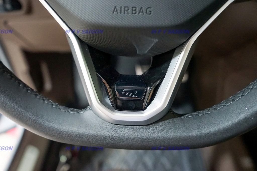 Nâng cấp giữ làn đường chủ động cho Volkswagen Viloran hay thay vô lăng R-line cao cấp: phân tích chuyên sâu 2 tính năng hữu dụng cho Viloran