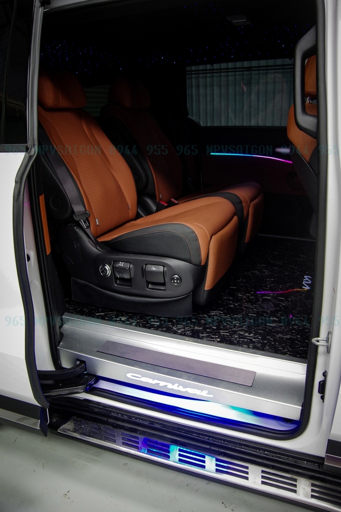 Ốp bệ bước chân hợp kim nhôm Carnival 2024 2025 - Ốp bệ bước inox có LED chuyên dụng Carnival