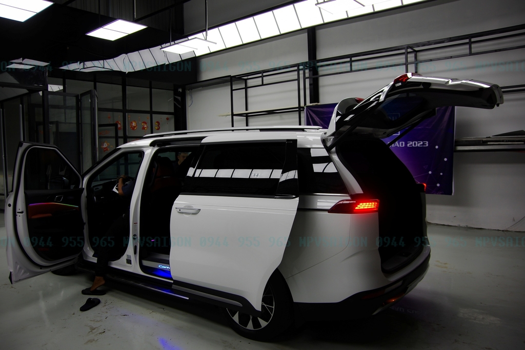 Ốp bệ bước chân hợp kim nhôm Carnival 2024 2025 - Ốp bệ bước inox có LED chuyên dụng Carnival