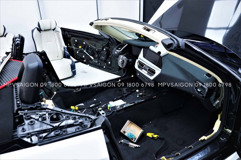 Bọc da đổi màu nội thất dành cho BMW Z4