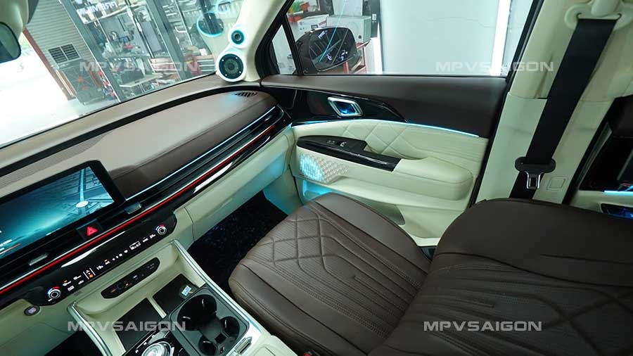 Bọc da và đổi màu nội thất cho Kia Carnival 2025