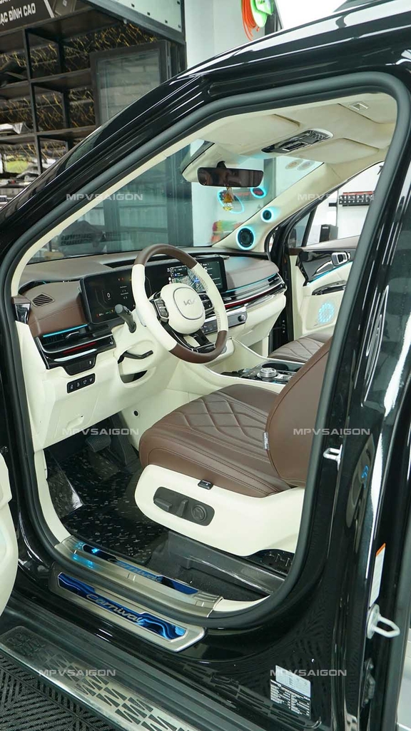 Bọc da và đổi màu nội thất cho Kia Carnival 2025