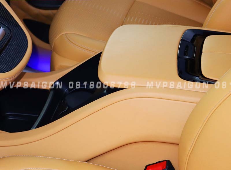 Con ngựa bệ tì tay Mercedes Benz V250 mẫu 2025