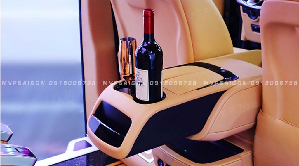 Con ngựa bệ tì tay Mercedes Benz V250 mẫu 2025