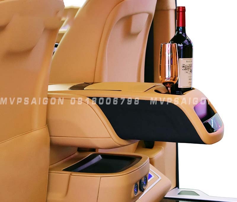 Con ngựa bệ tì tay Mercedes Benz V250 mẫu 2025