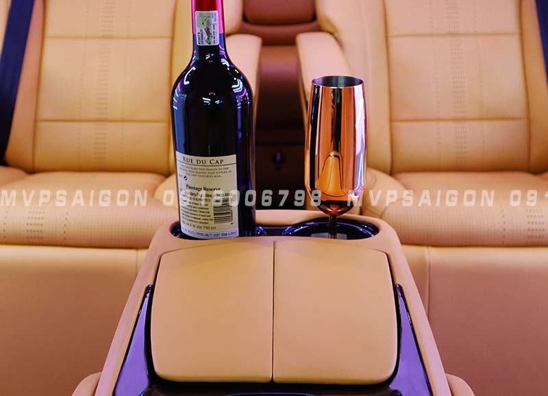 Con ngựa bệ tì tay Mercedes Benz V250 mẫu 2025