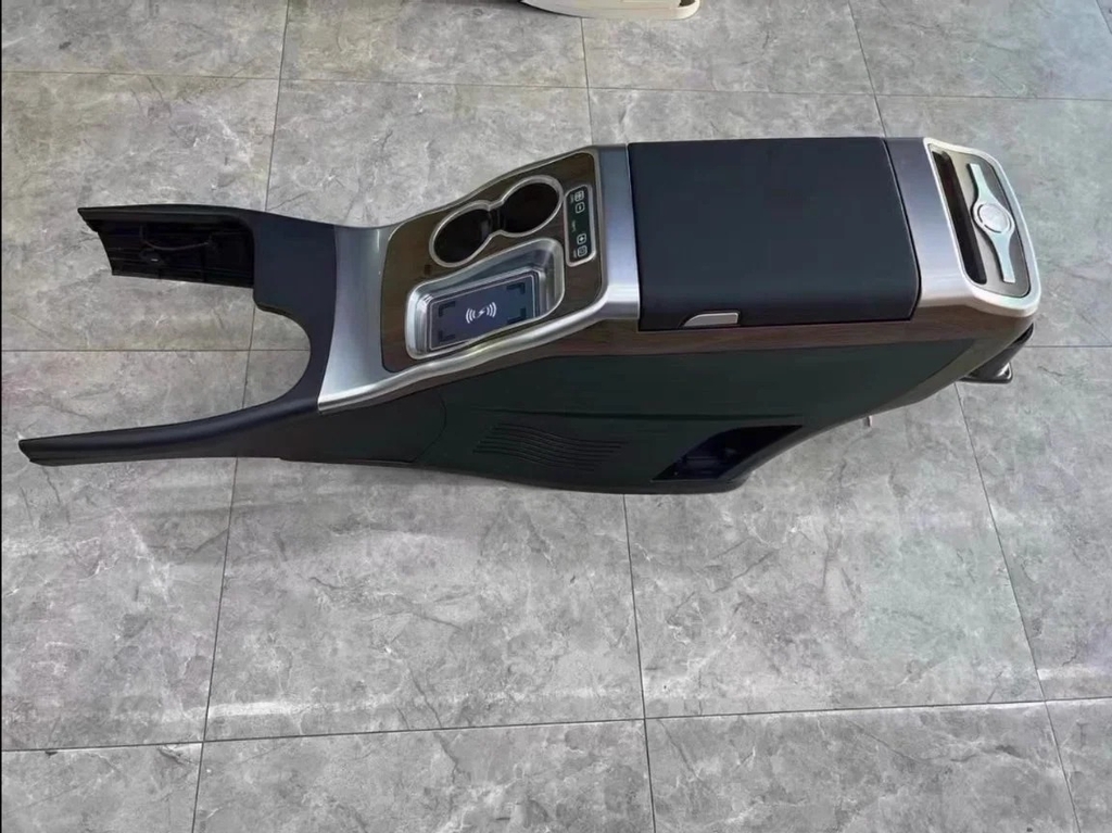 Con ngựa bệ tì tay Mercedes Benz V250 mẫu 2025