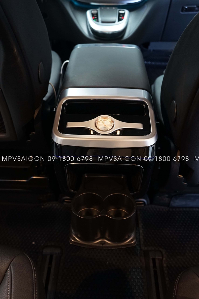 Con ngựa bệ tì tay Mercedes Benz V250 mẫu 2025