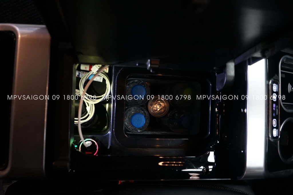 Con ngựa bệ tì tay Mercedes Benz V250 mẫu 2025