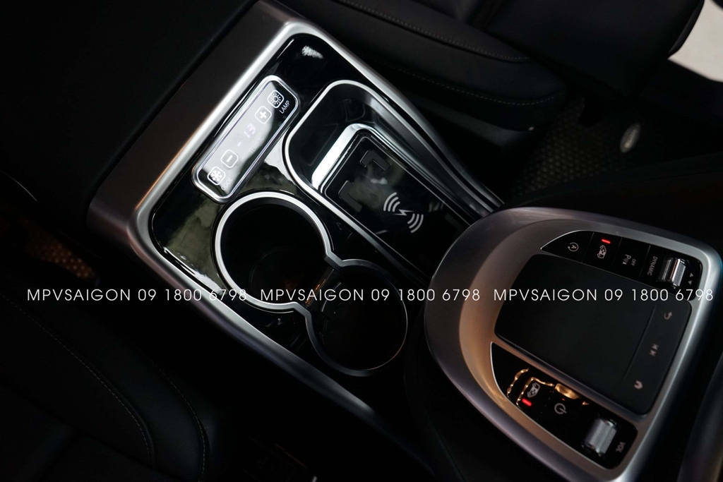 Con ngựa bệ tì tay Mercedes Benz V250 mẫu 2025