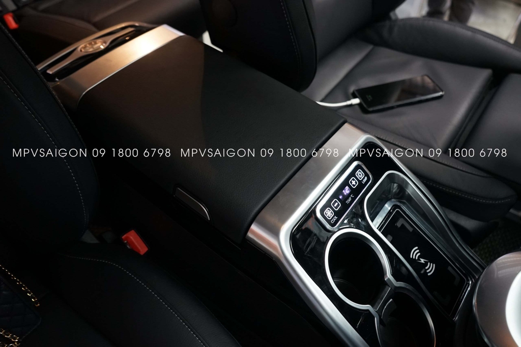 Con ngựa bệ tì tay Mercedes Benz V250 mẫu 2025